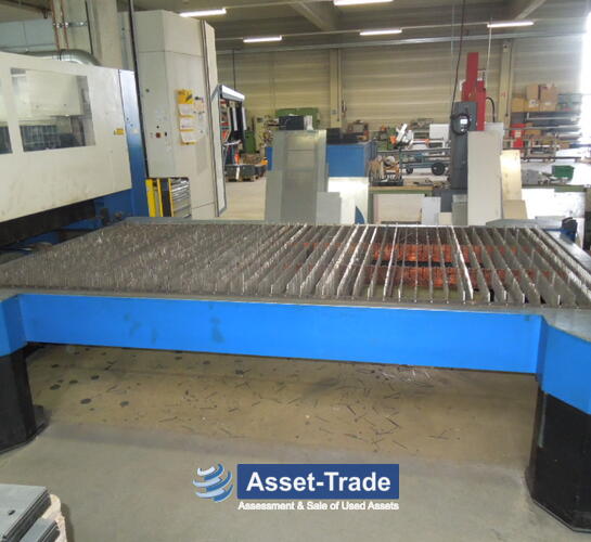 TRUMPF Trumatic L 3030 4KW - Laser cutting area, cutting head and sheet support