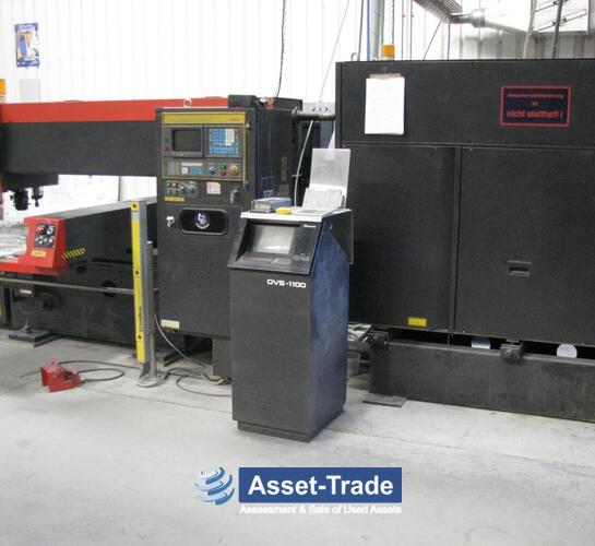 AMADA LCE 645 - Laserschneidbereich, Schneidkopf und Werkstückauflage